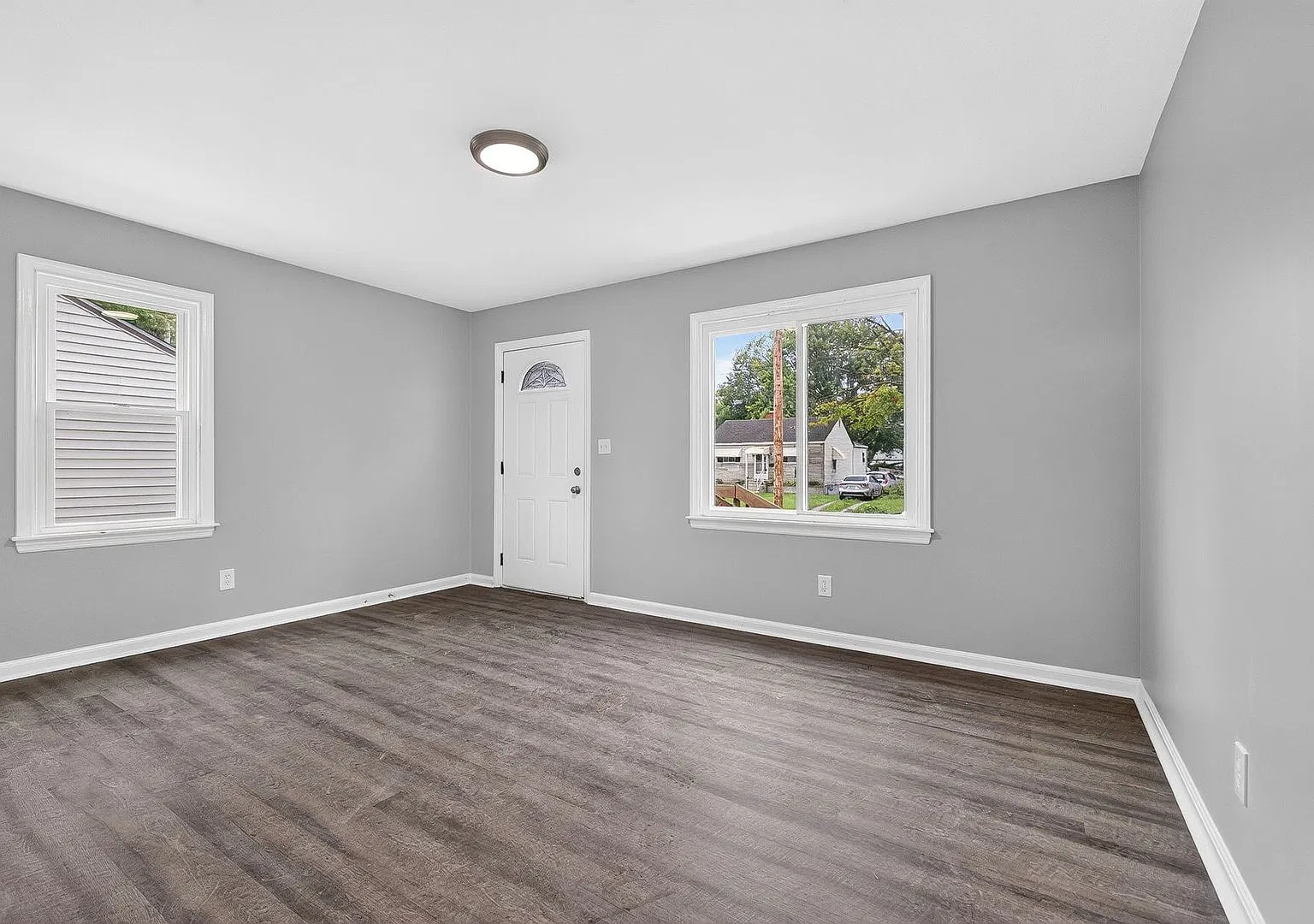 Charming 2-Bedroom Home with Updated Kitchen & Spacious Backyard! — Photo 2