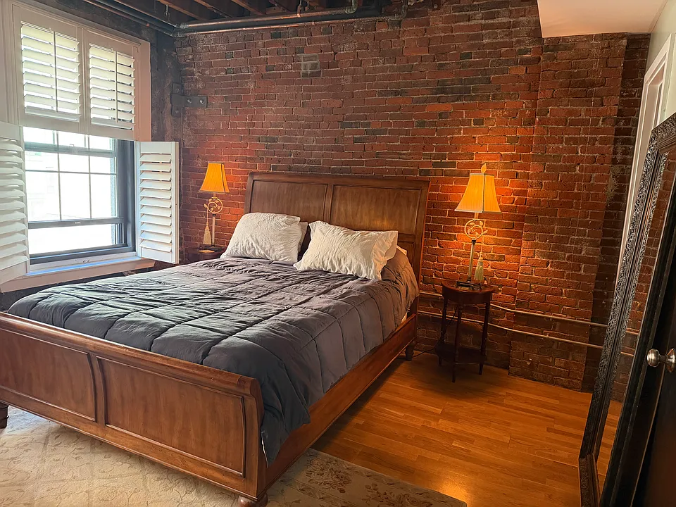 Master bedroom w/ bathroom, walk-in closet