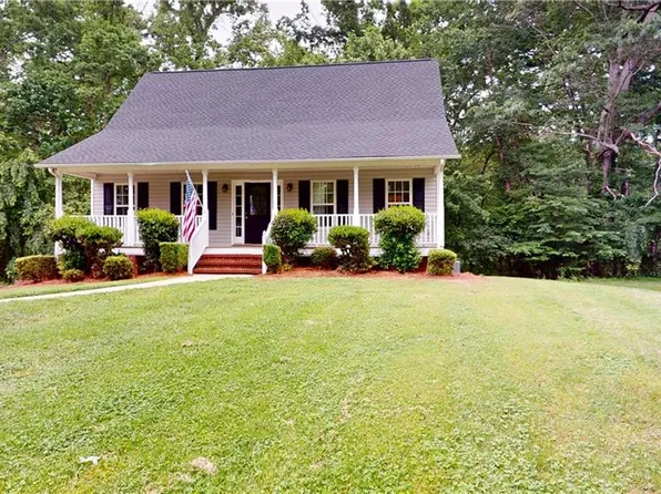 131 Foxcroft Dr, Mount Airy, NC 27030