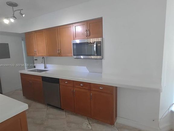 4th image of 3600 Mystic Pointe Dr APT 513
