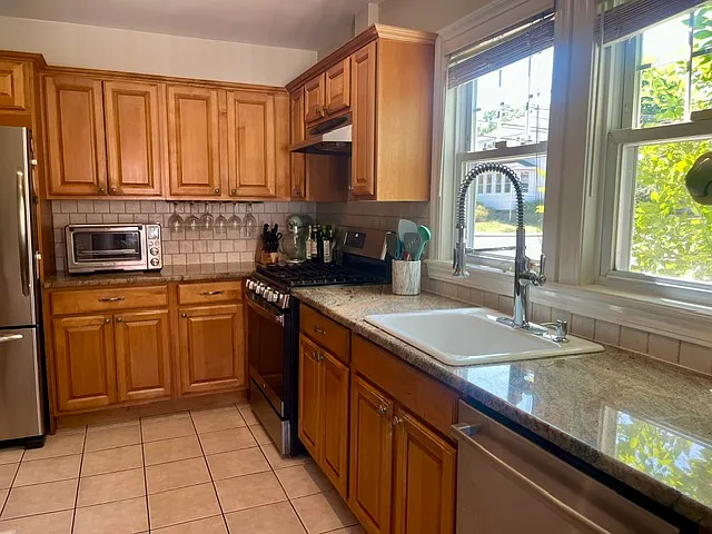 33 Bancroft St #33 — Photo 6