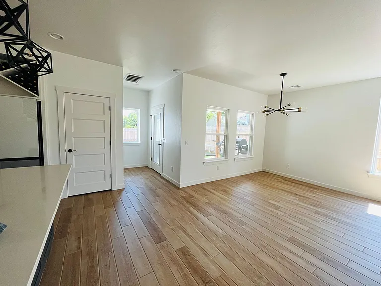 4108 N Indiana Ave — Photo 7