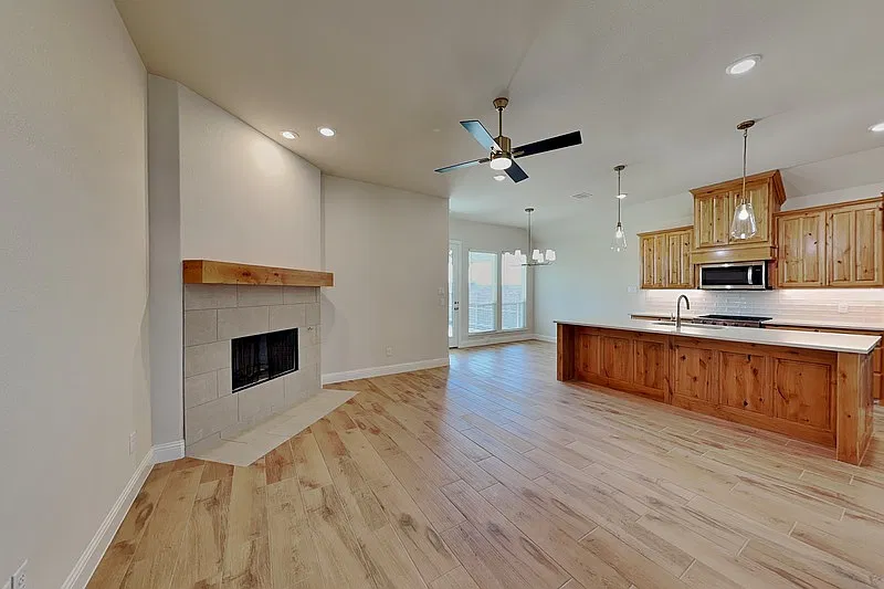 3 bed, 2.5 bath, 2572 sqft, $2,700 — Photo 2