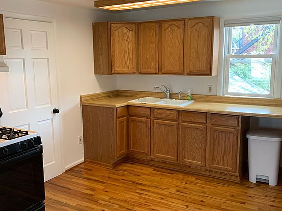 3rd image of 207 Dearborn St