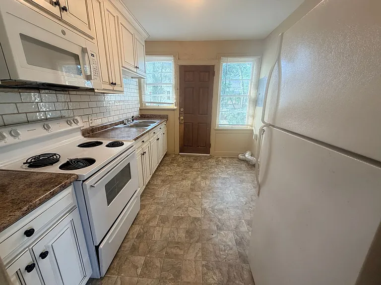 1211 N Oak St — Photo 11
