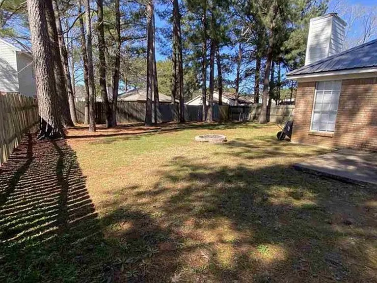 439 Riverbend Dr — Photo 4