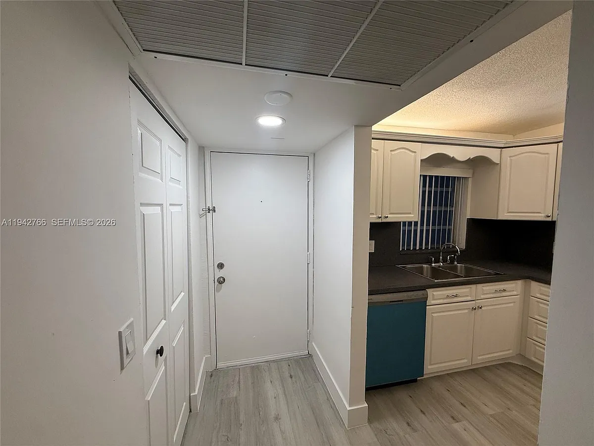 Building Photo - 9470 Live Oak Pl #104