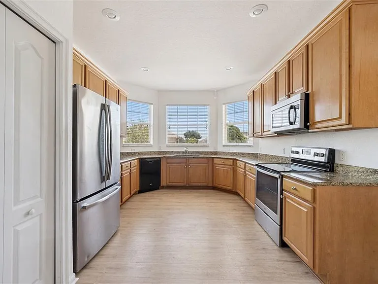 7055 Heatherbrook Dr — Photo 13