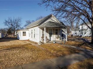 623 N 6th St, Fredonia, KS 66736