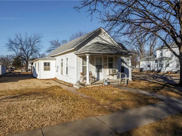 623 N 6th St, Fredonia, KS 66736