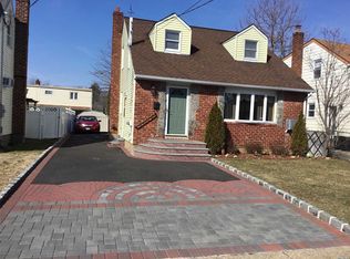 44 Cedar St, Hicksville, NY 11801