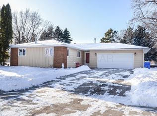 2537 Arrowhead Rd S, Fargo, ND 58103