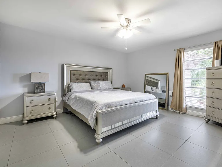Manor Court Apartments — Photo 15