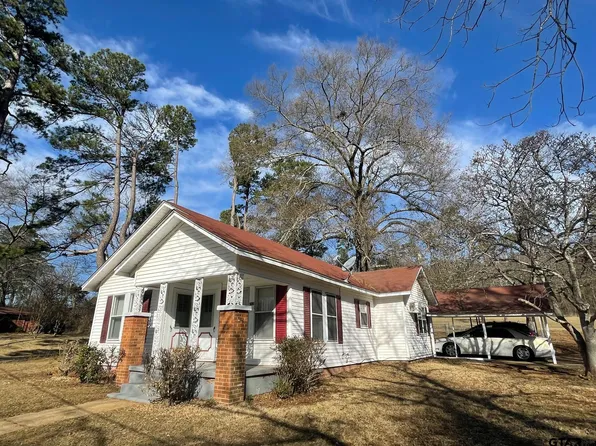 712 Ochiltree St, Daingerfield, TX 75638