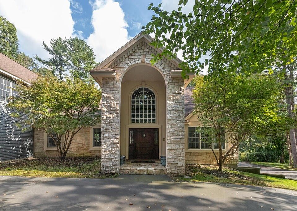 1st image of 7 N Hill Dr