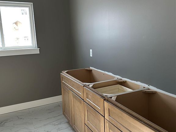 5th image of 3855 Howland Rd