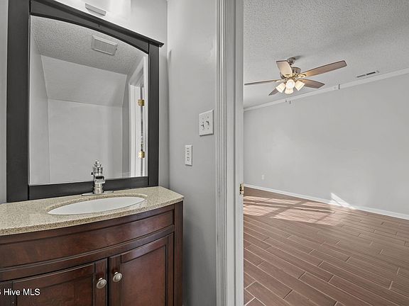5th image of 336 Bracken Pl