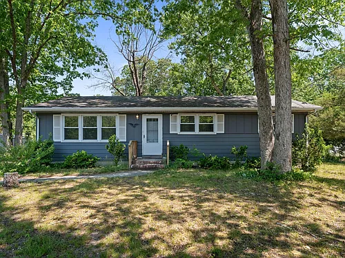 443 Manor Ave Photo 1