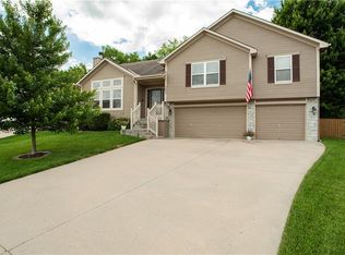 3223 SW Amber Ct, Lees Summit, MO 64082