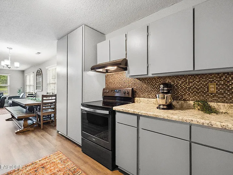 237 Douglas Ave — Photo 8