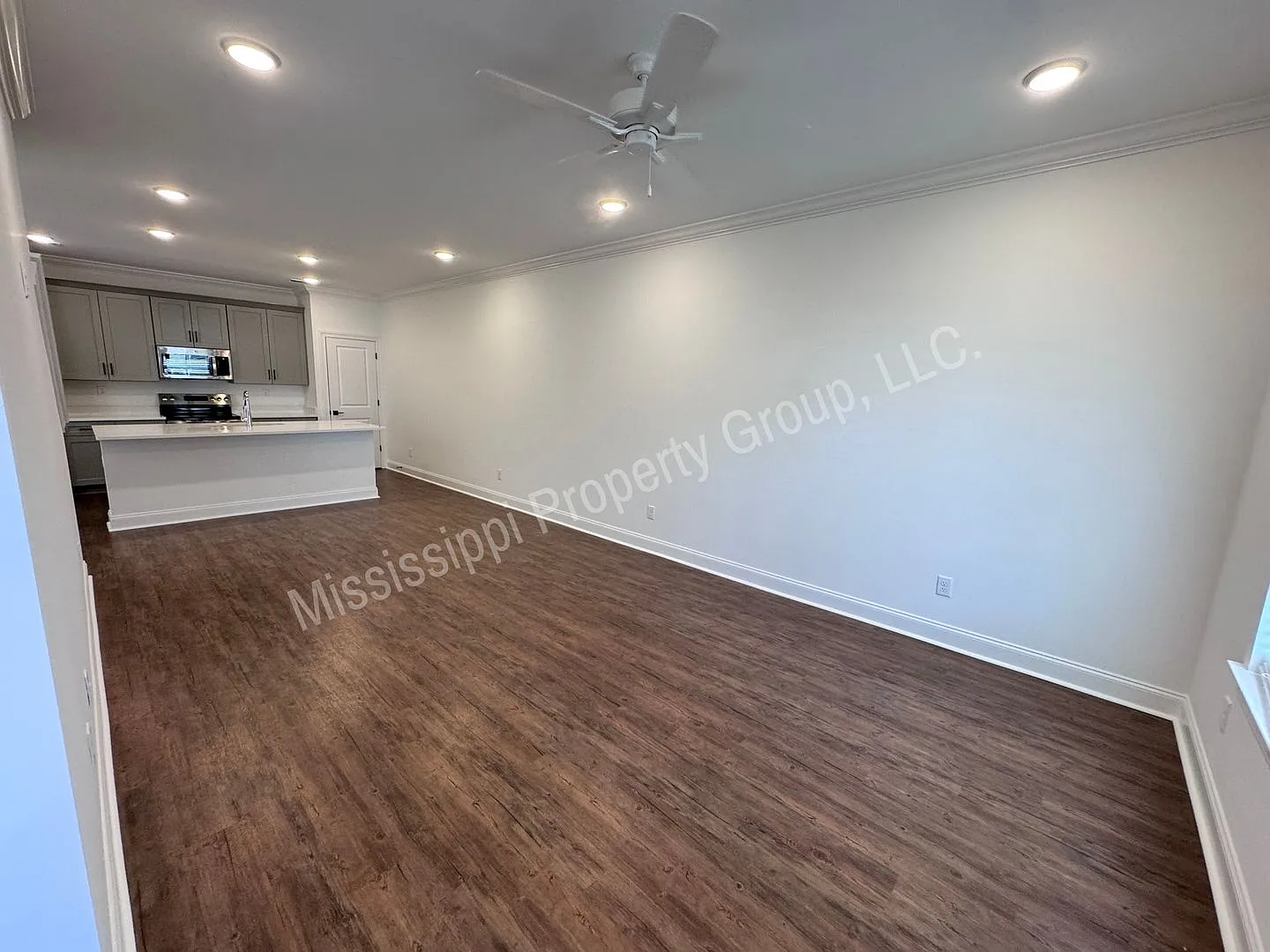 3BR/3.5BA Stand Alone House in South Grove — Photo 2