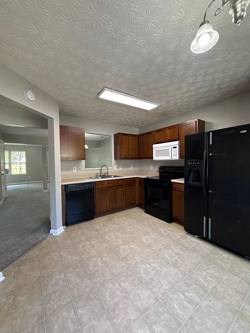 Beautiful 3 Bed/2.5 Bath House in Hampton! — Photo 3