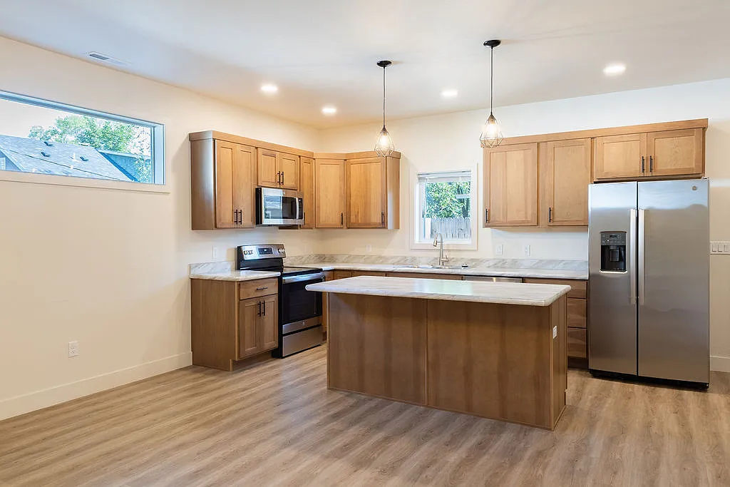 2 bed, 900 sqft, $1,700 — Photo 3
