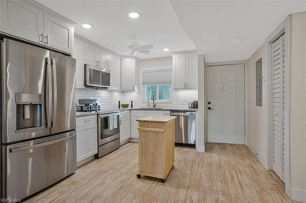 2 bed, 2.0 bath, 800 sqft, $1,700 — Photo 3