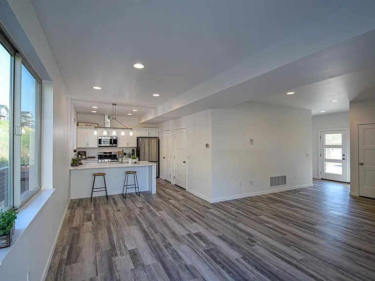 7114 Shaver Dr — Photo 4