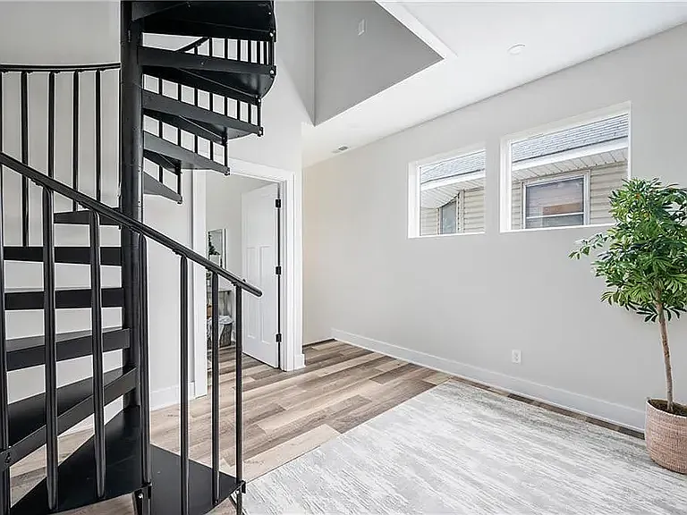 811 E Minnesota St — Photo 32
