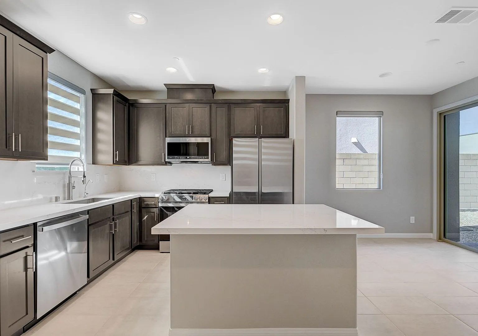 Stunning Summerlin Three Bedroom! — Photo 3
