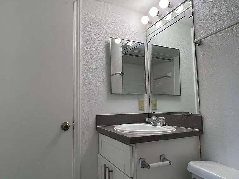 Emerald Cove Apartments — Photo 23