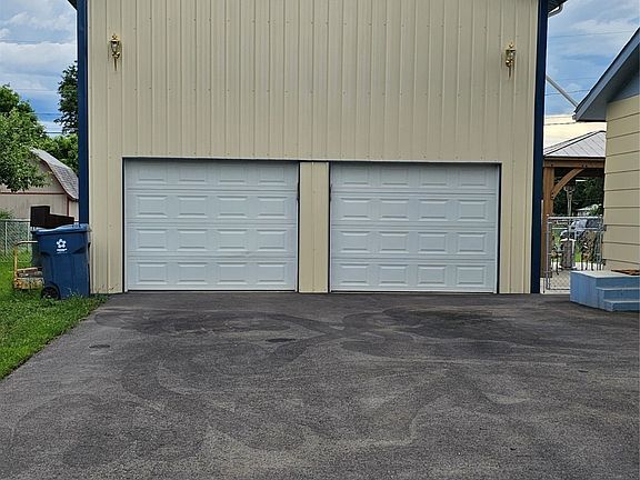 2nd image of 907 Gladis Dr