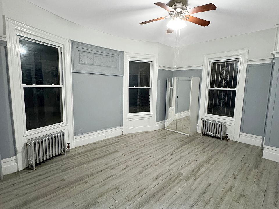 MASTER BEDROOM (UN-STAGED)