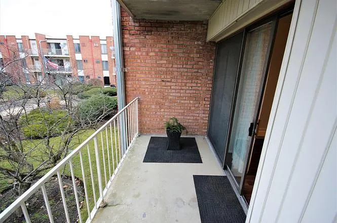 300 W Fullerton Ave — Photo 16