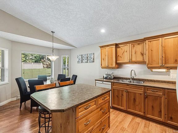 4th image of 1765 Cameron Cres