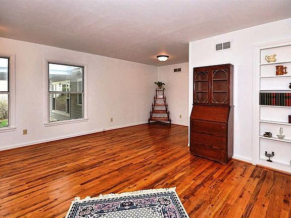 3rd image of 204 N Hot Springs Dr