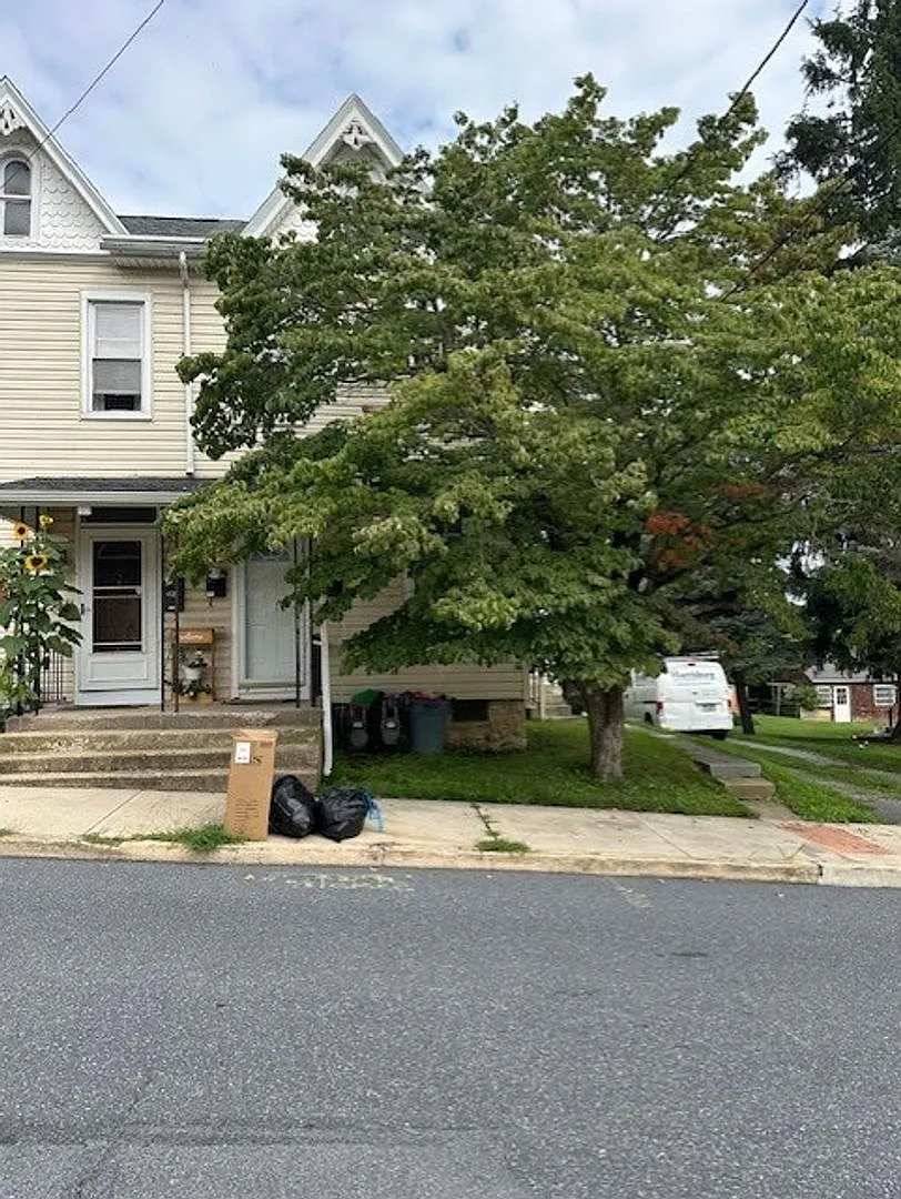 Eastern York School District 2 Bedroom 1 Bathrooms 2nd Floor 2 Story Apartment. — Photo 1