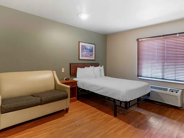 Deluxe Studio - 1 Full Bed