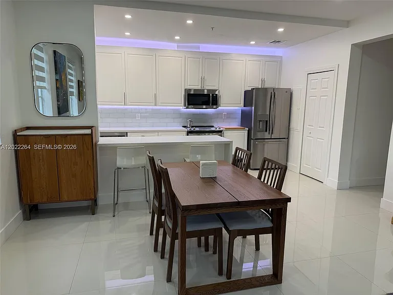 115 Mendoza Ave #201 — Photo 2