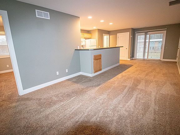 3rd image of 918 Carrier Creek Blvd NE #922