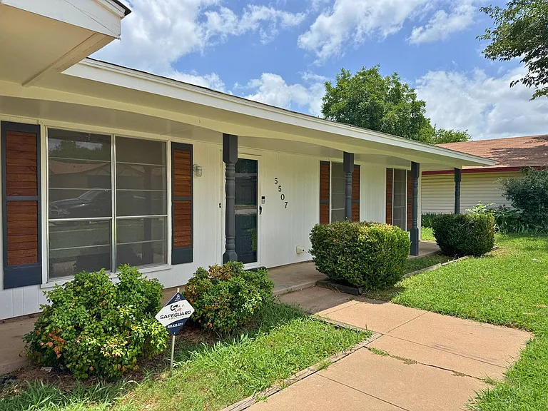 5507 Hooper Dr — Photo 2