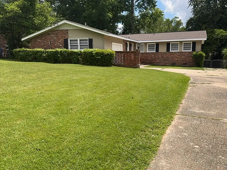 380 Victoria Dr — Photo 1