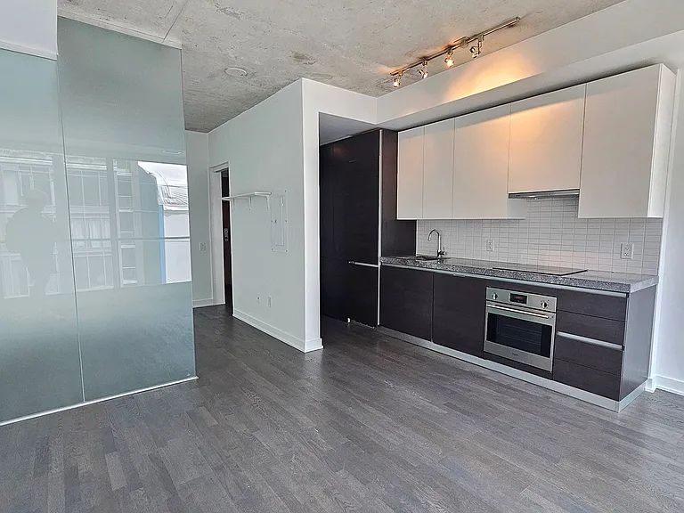 629 King St W #420 — Photo 3