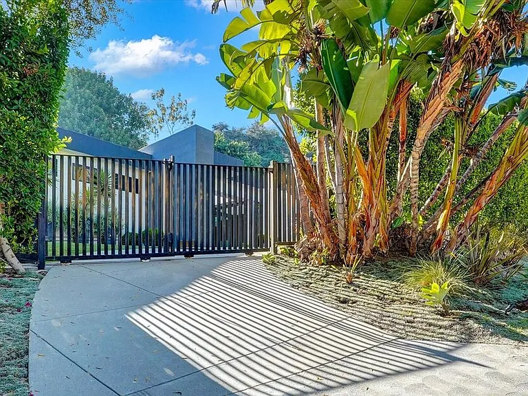1049 Loma Vista Dr — Photo 8