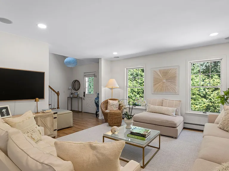 2421 Noyac Rd — Photo 11