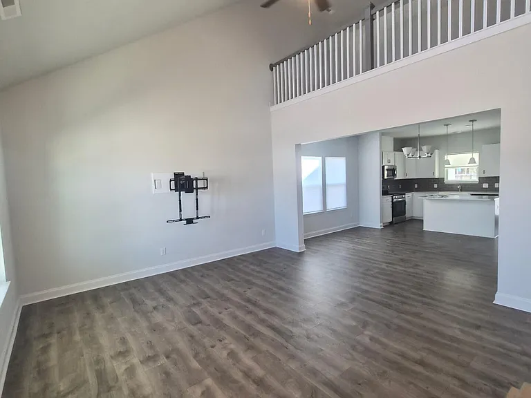 301 Harvest Dr — Photo 5