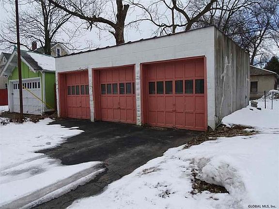 Detached garage
