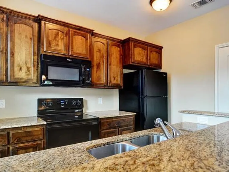 College Ave Apartments — Photo 19