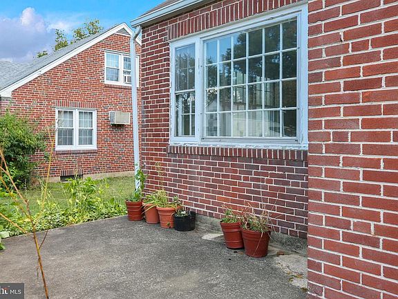 5th image of 1112 N Franklin St